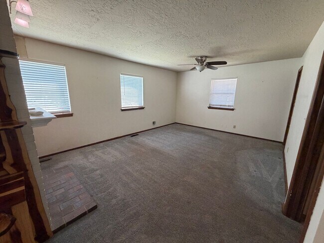Building Photo - 2517 Chateau Dr