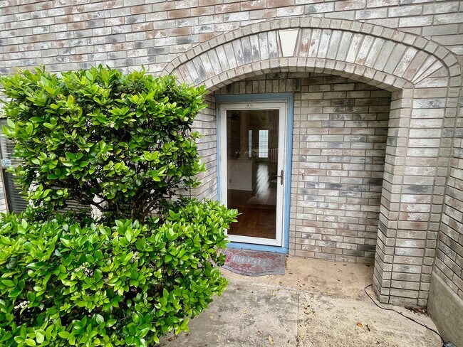 Building Photo - Spacious 3 Bedroom/2.5 Bath home with Large Game Room and Fabulous Deck ~ Move in Ready!