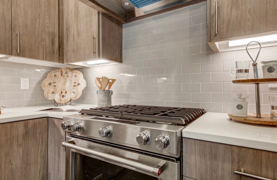 Building Photo - 6049 NE Flanders St