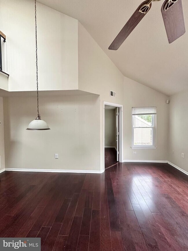 Building Photo - Lovely 2 level condo
