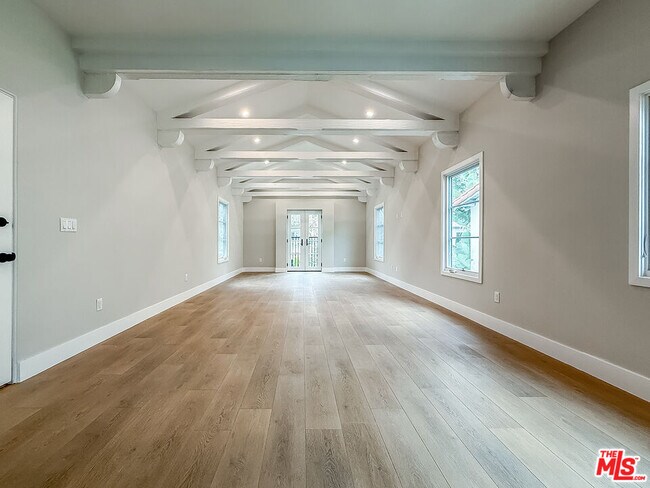 Building Photo - 150 N Arnaz Dr