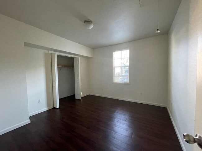 Building Photo - 2 Bedroom 1 Bath Downtown