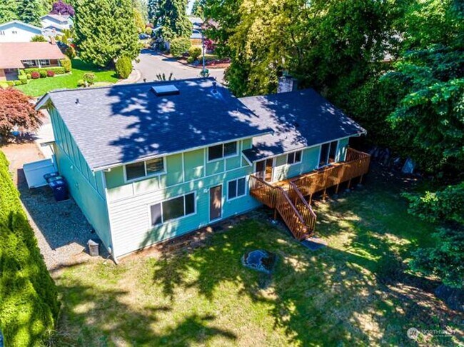 Building Photo - Immaculate & HUGE 5-Bedroom Home in Desira...