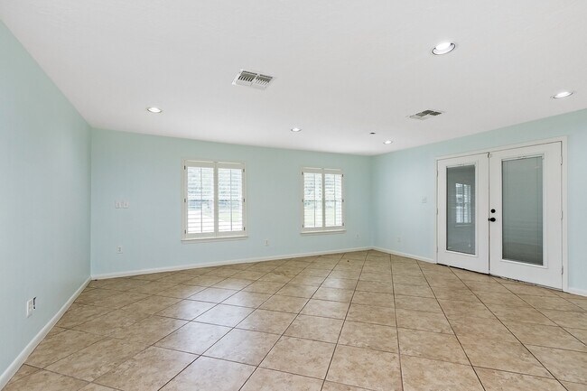 Building Photo - 5511 Greentree Dr