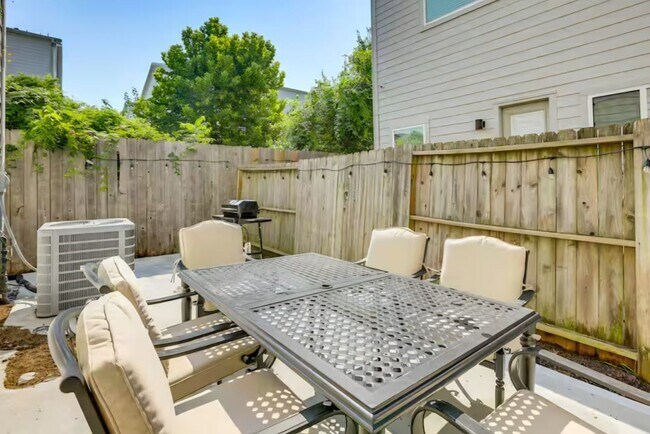 Building Photo - 3108 Baer St