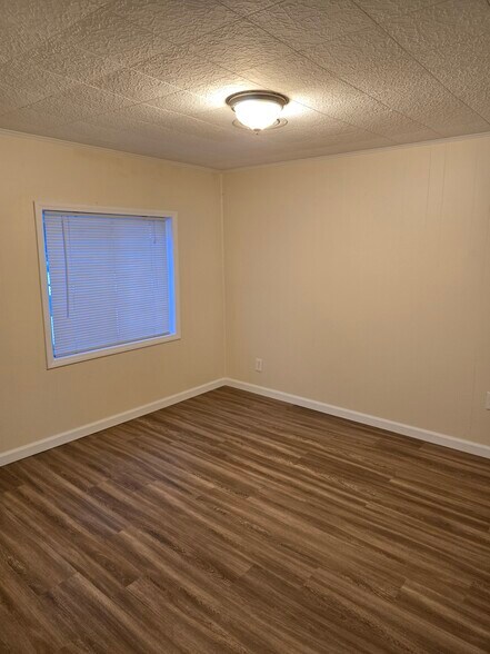 bedroom - 4435 Clifford Rd