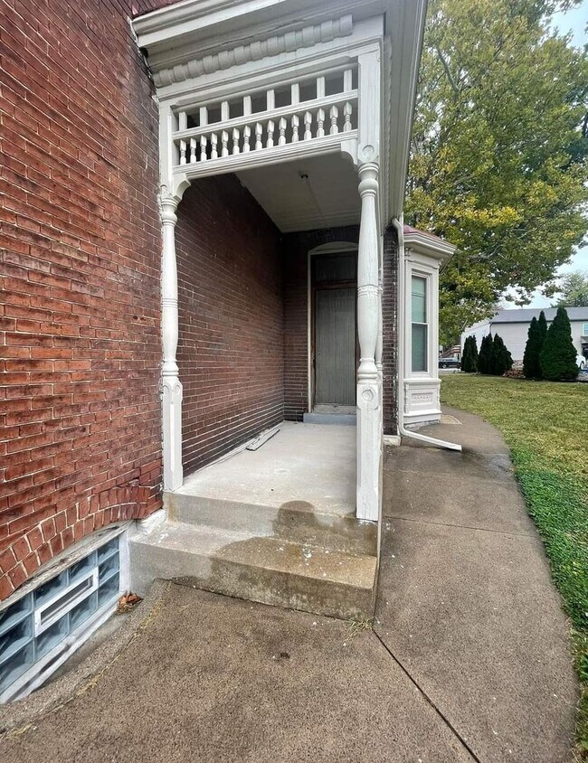 Building Photo - 319 S 8th St