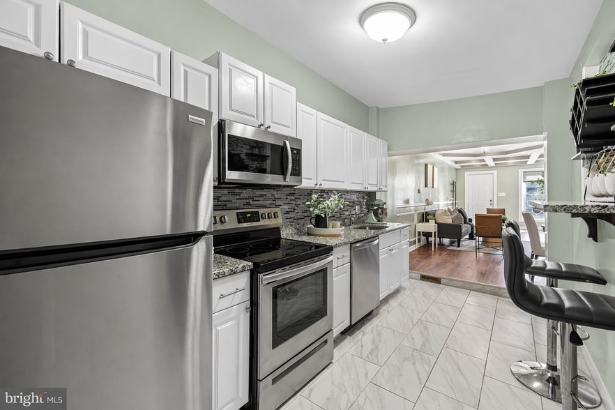 Building Photo - 926 W Pratt St