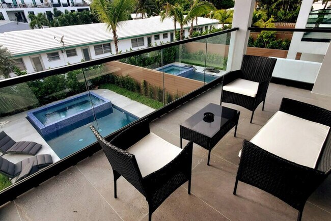 Building Photo - 601 NE 16th Ave