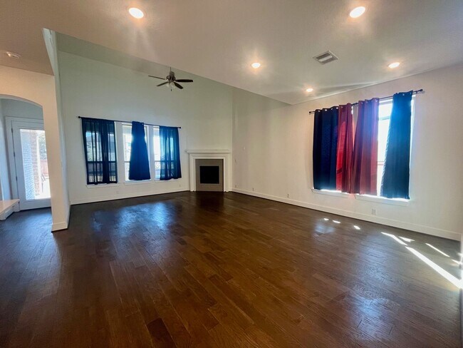 Building Photo - Spacious 4 Bedroom / 4 Full Bath Home w/ M...