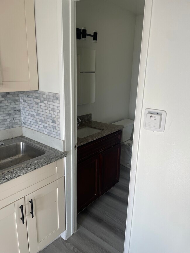 Building Photo - 305 E Plymouth St