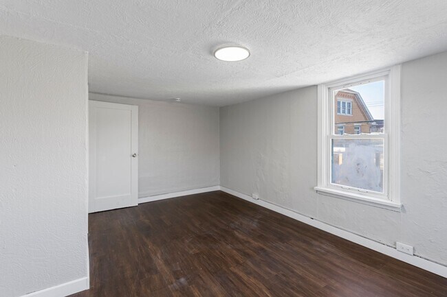 Building Photo - 113 River Ave
