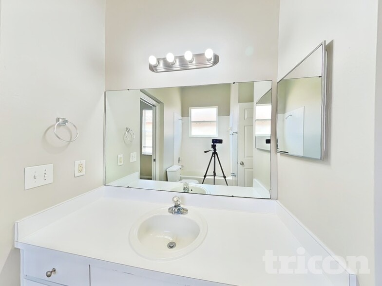 Building Photo - 1810 Cattleman Dr