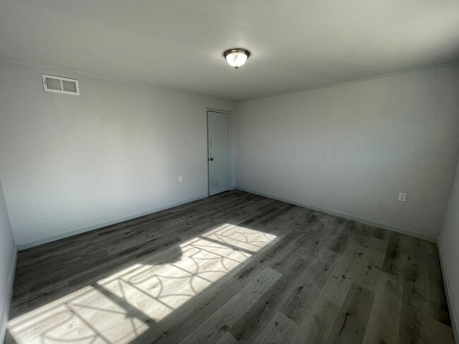 Building Photo - 3 BR / 2 BA Single Family Home, Hardwood F...