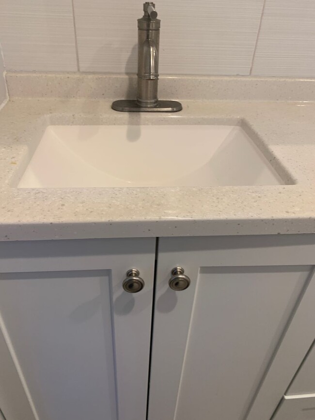 Building Photo - 3 Bedroom 2 Bath Home in Point Harbor Avai...