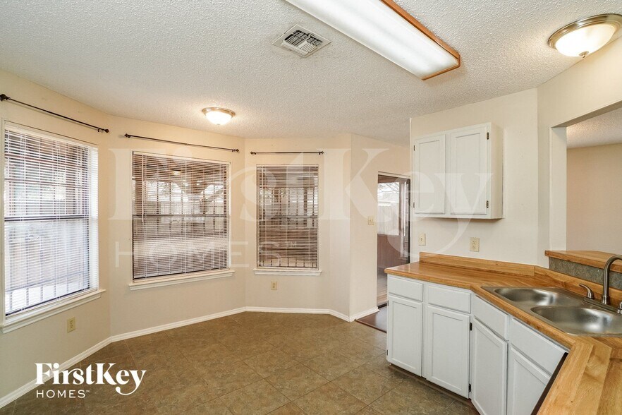 Building Photo - 5122 Lakebend E Dr