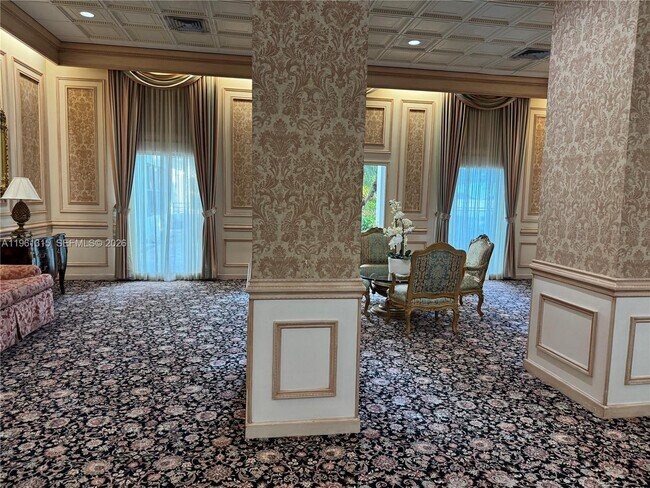 Building Photo - 2500 Parkview Dr