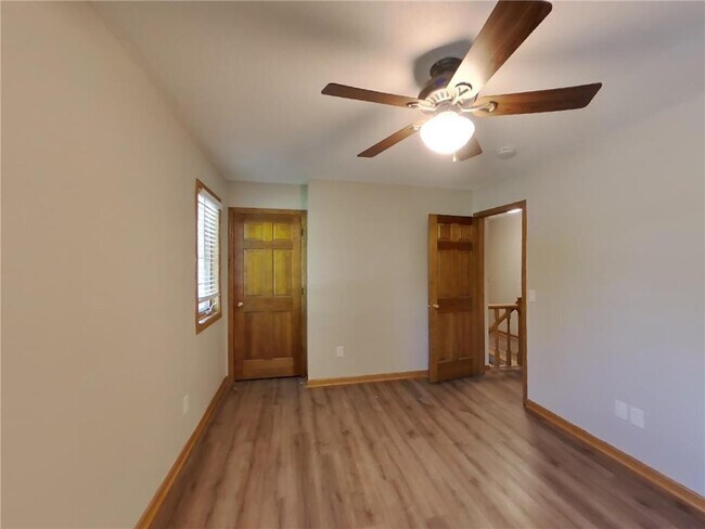 Building Photo - 5585 Rosewood Ln