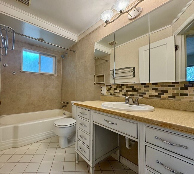 Building Photo - Beautiful 2 bedroom, 1.5 bathrooms plus an office!! Available NOW!