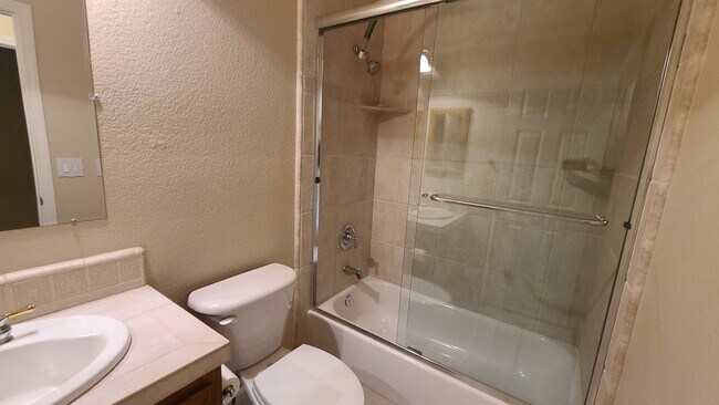 Building Photo - Single Story Sommerset Home!