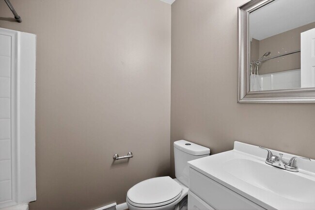 Building Photo - 46483 Rosewood Dr