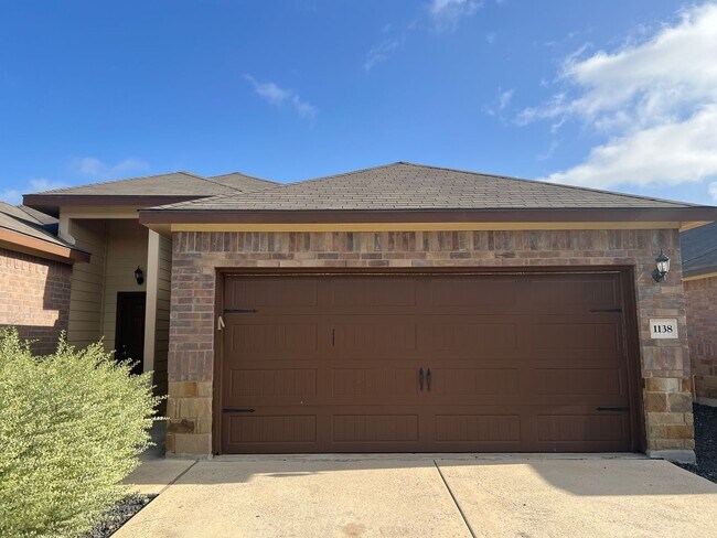 Building Photo - Luxury 3/2 Duplex in Seguin, Texas