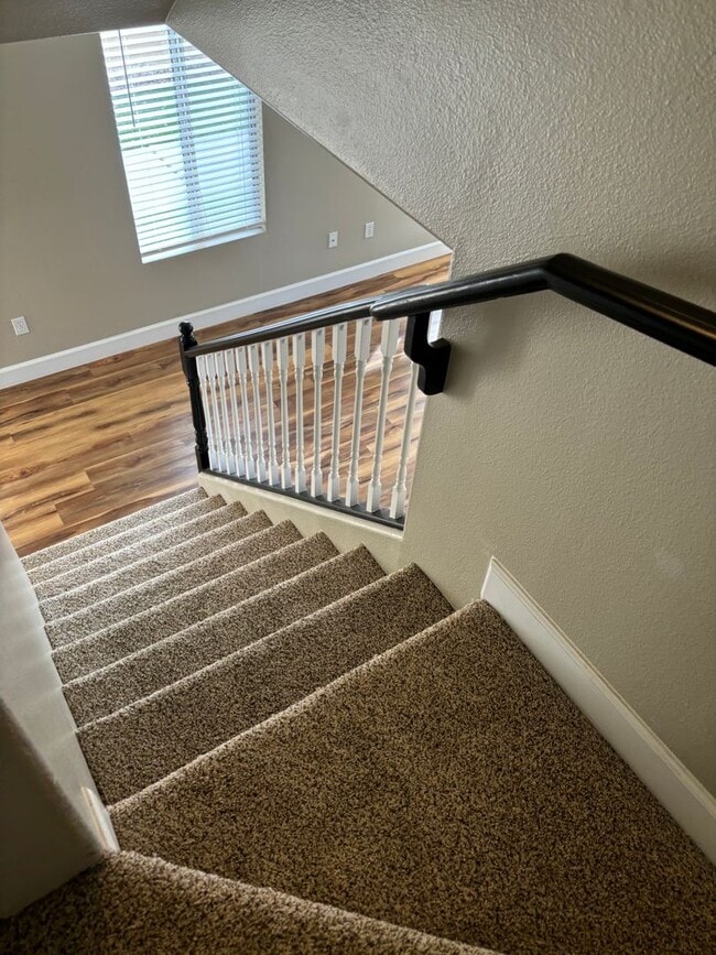 Building Photo - GORGEOUS TOWNHOME FOR IMMEDIATE MOVE-IN