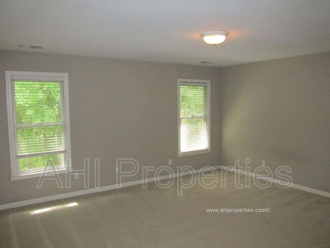 Building Photo - 6031 Rosemont Rd
