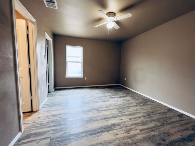 Building Photo - Cozy 3 Bedroom Home