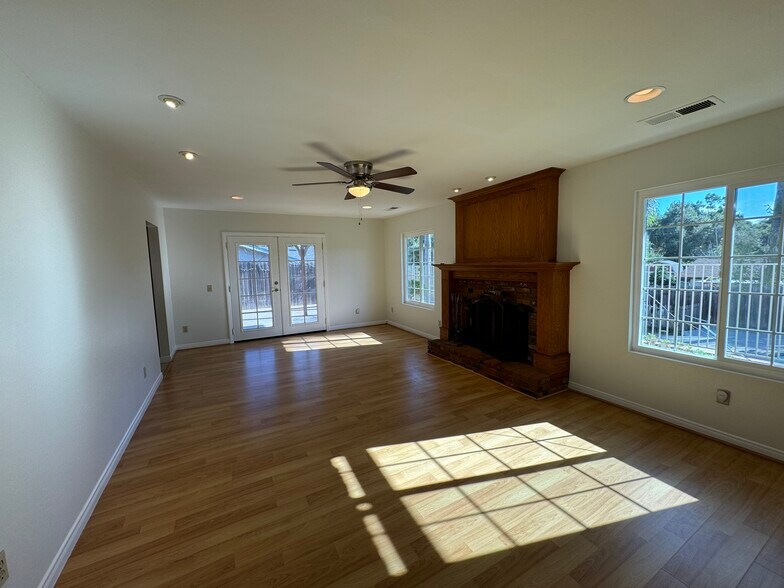 Building Photo - 1725 Hillcrest Ln