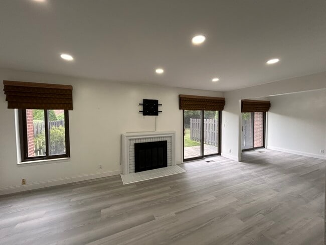 Building Photo - 3069 Lindenwood Dr