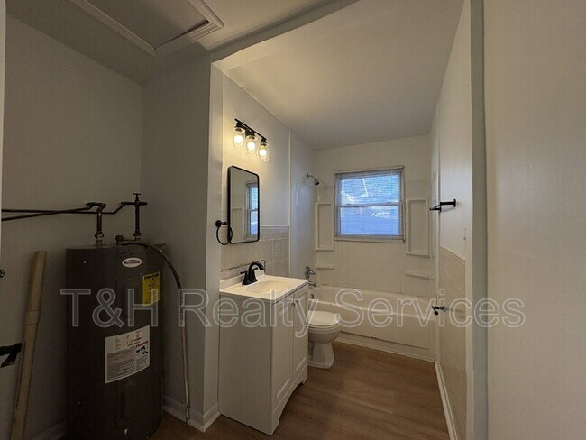 Building Photo - 1261 W 32nd St