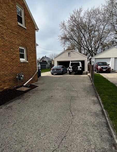 Building Photo - 257 Ledgeview Ave