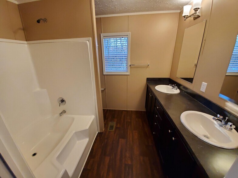 Building Photo - 209 Hickory Ct