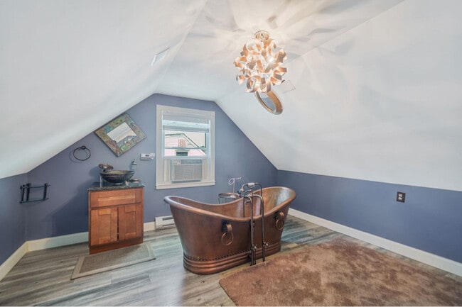 Building Photo - 722 N Ascan St