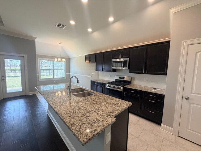 Building Photo - This home will go fast!! Super clean and ready for new tenant!