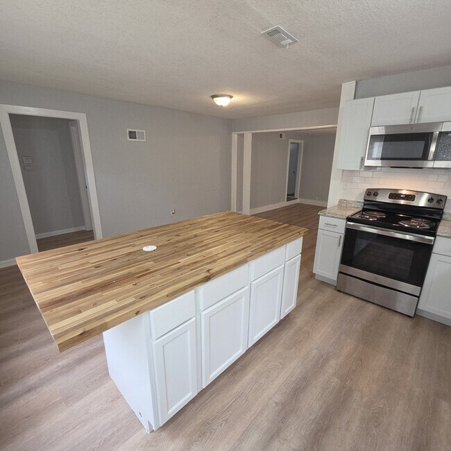 Building Photo - Rental ready Corner Lot with a Spacious 3 bedrooms and 2 full baths in Willis Ave in Independence...