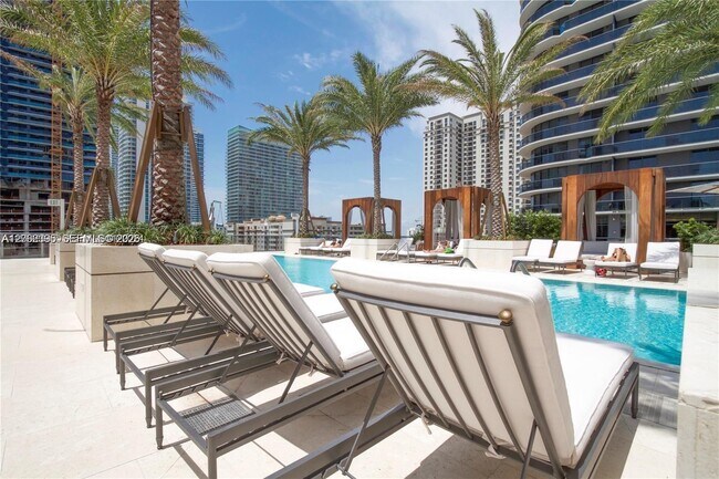 Building Photo - 801 S Miami Ave