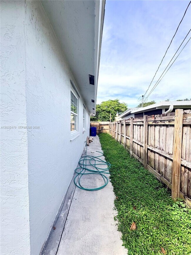 Building Photo - 1116 N 61st Ave