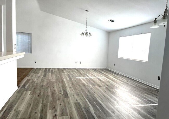 Building Photo - Beautiful 3 bed home in Southwest Bakersfield - $2250