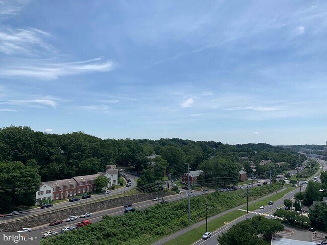 Building Photo - 4500 S Four Mile Run Dr