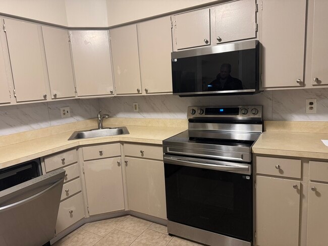 Building Photo - 15 Devon Pl