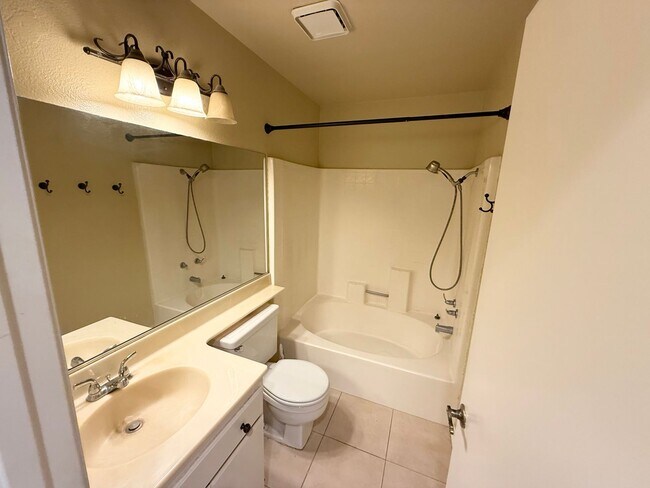Building Photo - Gorgeous 3 bedroom home In the heart of Mission Viejo!