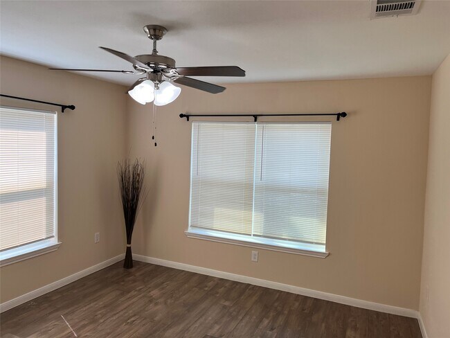 Building Photo - 104 N Eastwood St