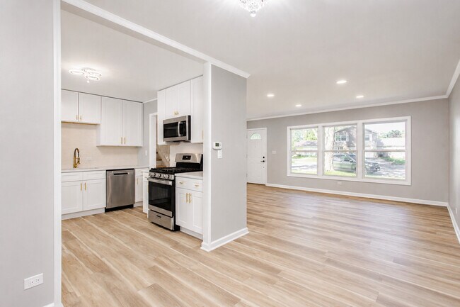 Building Photo - 7777 Ramsgate Cir S