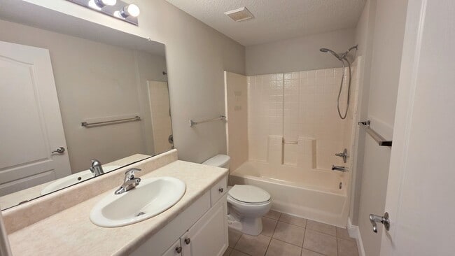 Building Photo - 5090 Fairways Cir