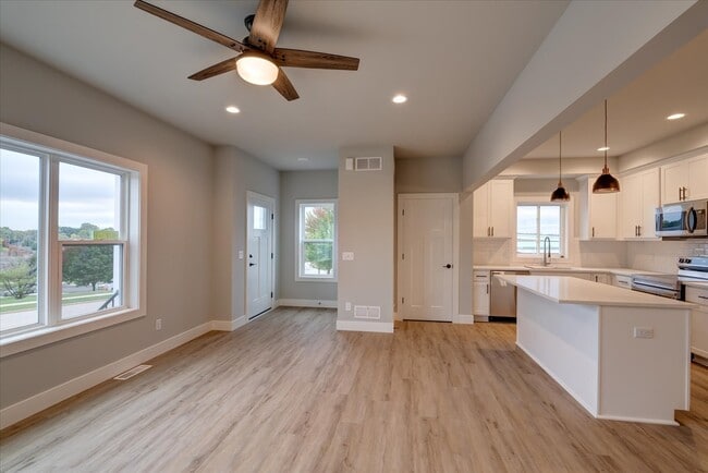 Building Photo - 139 Prairie Heights Dr