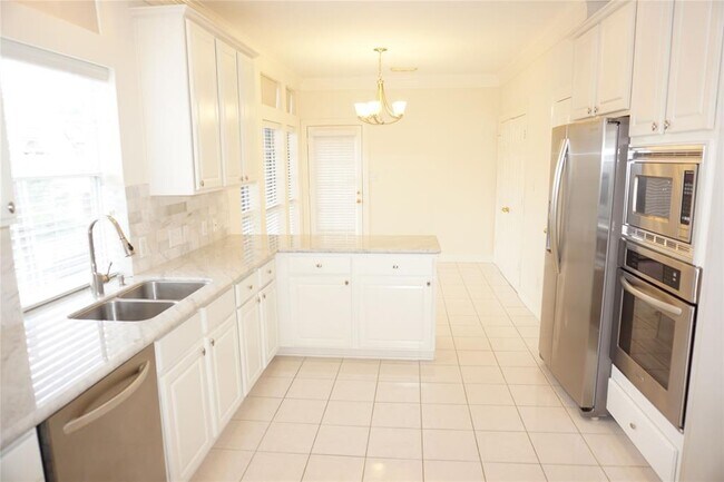 Building Photo - 1942 Fairview St