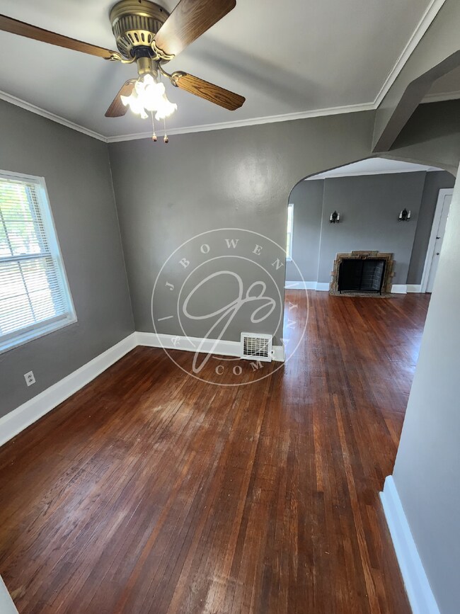 Building Photo - Charming Upper Duplex ready for you to cal...