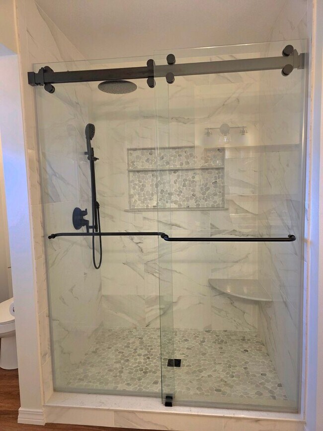 Building Photo - Inviting Woodridge Manor 3/2 Home with Fireplace and Fenced Yard